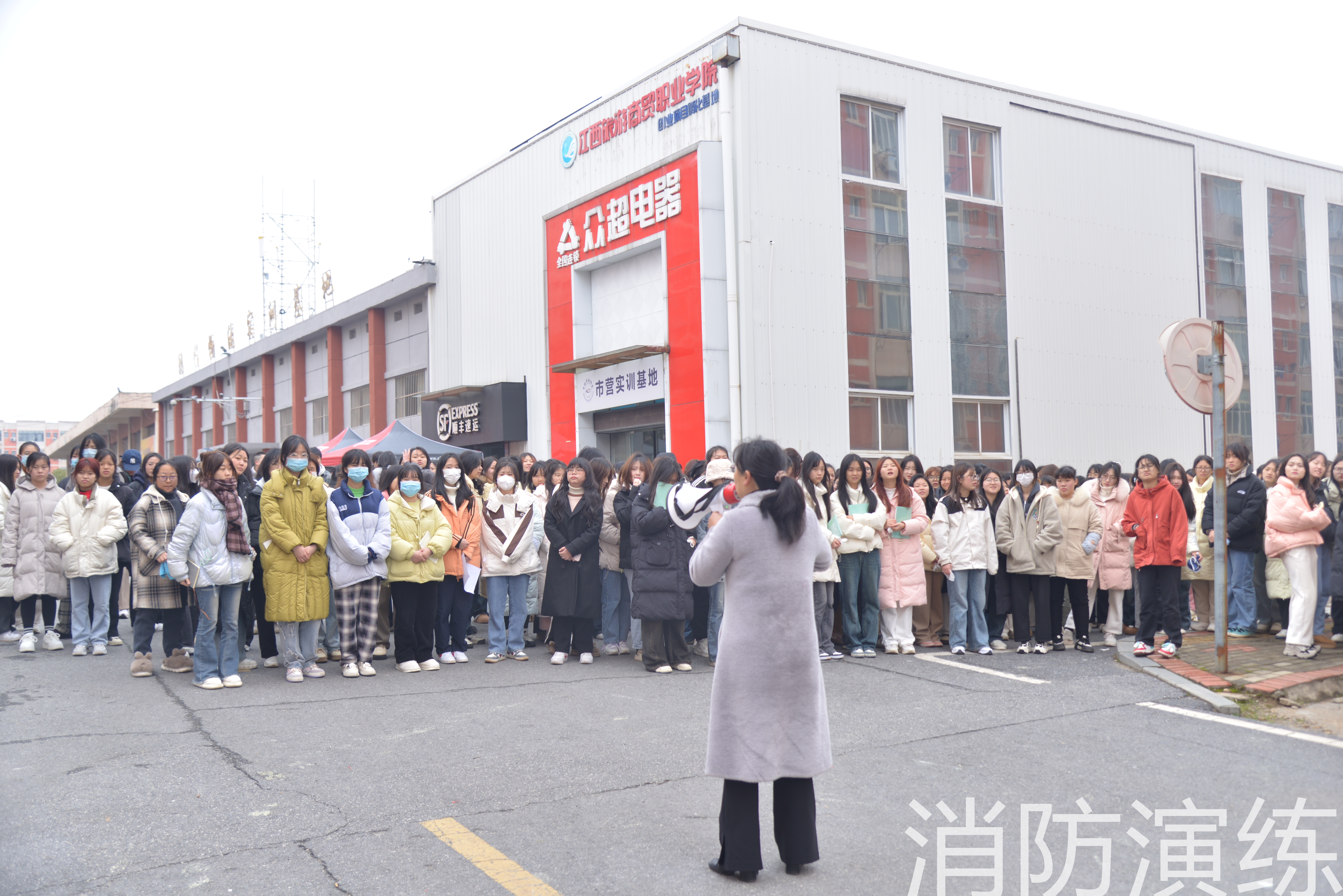 会计金融学院小芳疏散逃生演练 (7).jpg