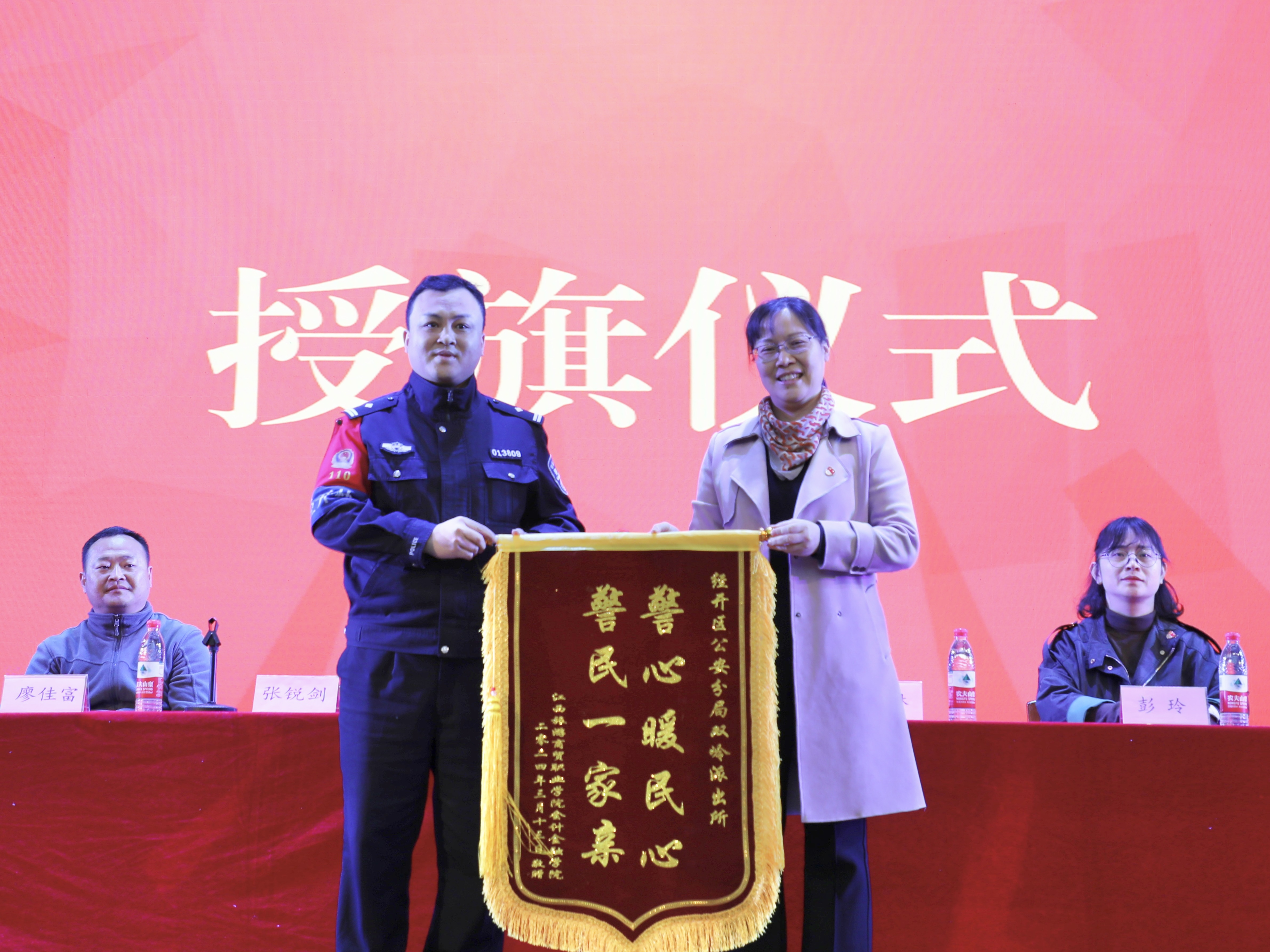 会计金融学院开展新学期安全教育之“守护青春,远离诈骗”大学生校园反诈宣传教育活动 (3).jpg