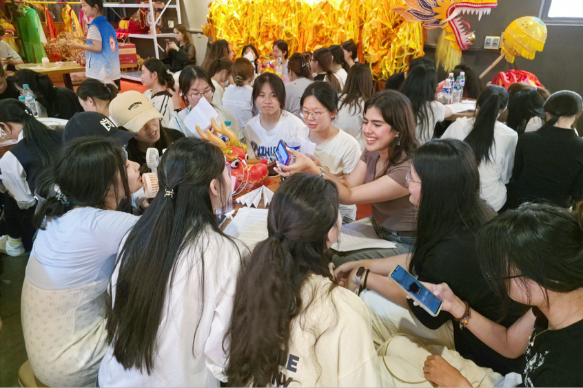 中外学生进行城南龙灯文化交流.png