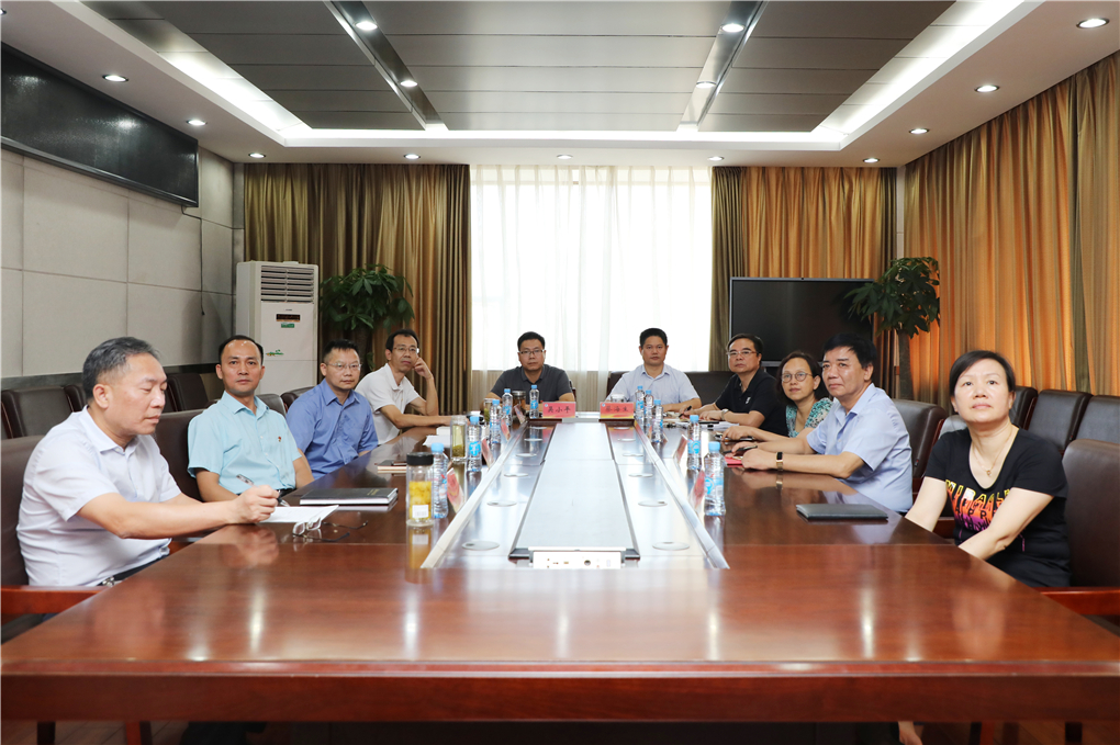 20200909159961499656709009.jpg 收看表彰大会 (1).jpg