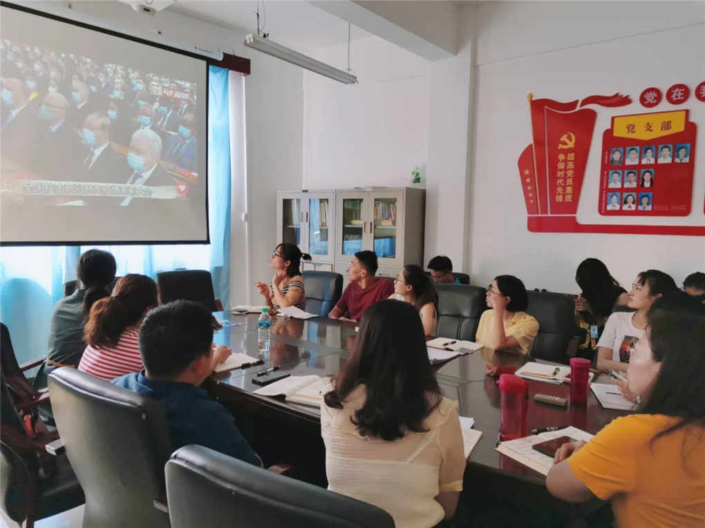 20200909159961500878307701.jpg 收看表彰大会 (2).jpg