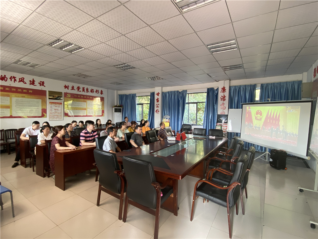 20200909159961502748608184.jpg 收看表彰大会 (5).jpg