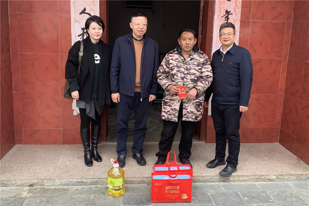 慰问脱贫户照片.jpg